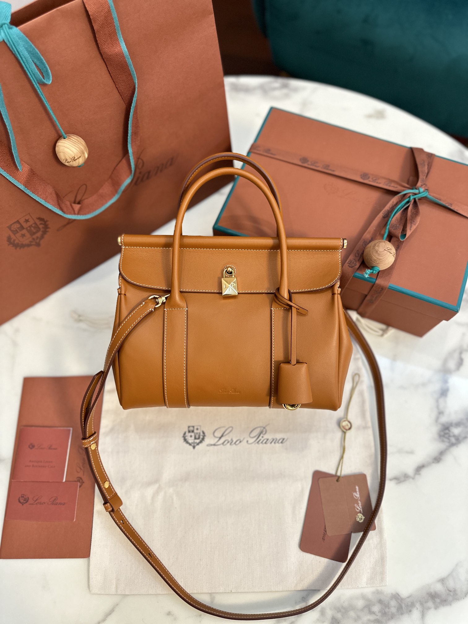 Loro Piana Loom bag L25 Calfskin Warm Tan/Sun Gold | Loro Piana FR