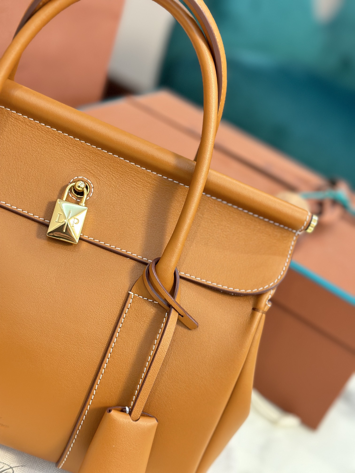 Loro Piana Loom bag L25 Calfskin Warm Tan/Sun Gold | Loro Piana FR