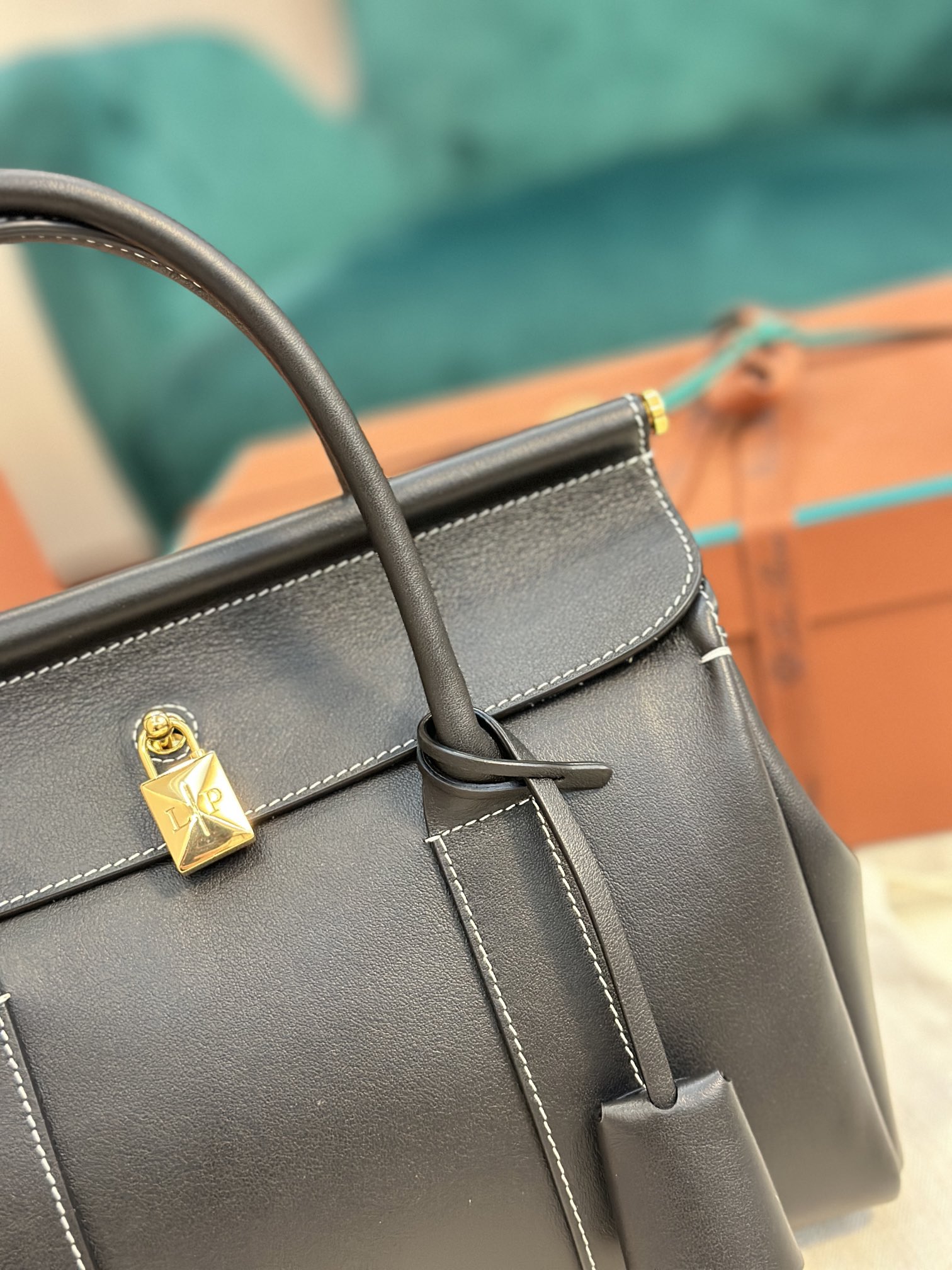 Loro Piana Loom bag L32 Smooth Calfskin Black | Loro Piana CY