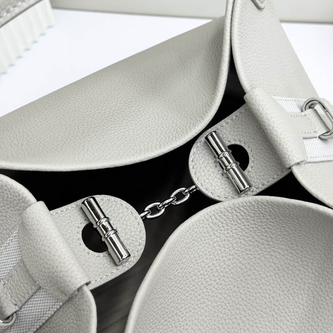 Loro Piana Large Bale bag Grained Calfskin Dust Stone gray | Loro Piana