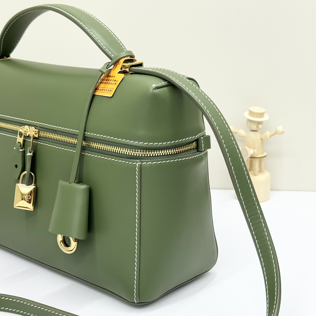 Extra pocket leather handbag Loro Piana Green in Leather