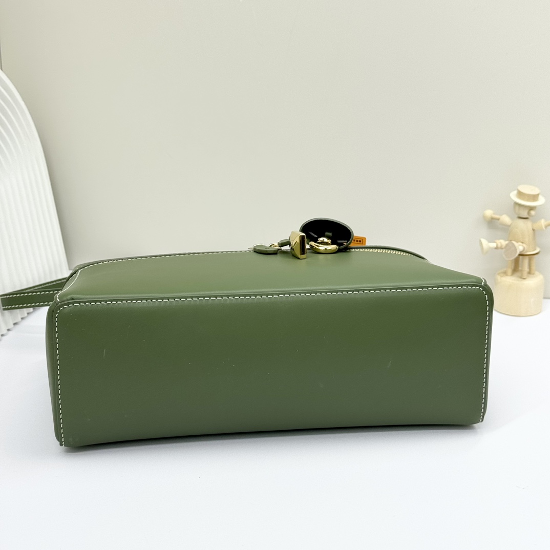 Extra pocket leather handbag Loro Piana Green in Leather