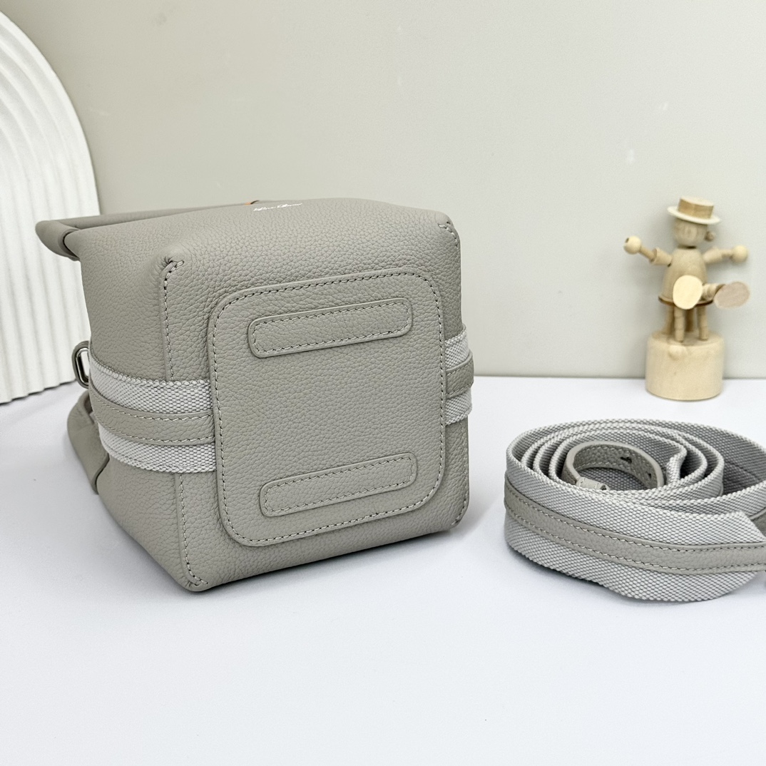 Loro Piana Micro Bale bag Grained Calfskin Yerba Mate | Loro Piana FR
