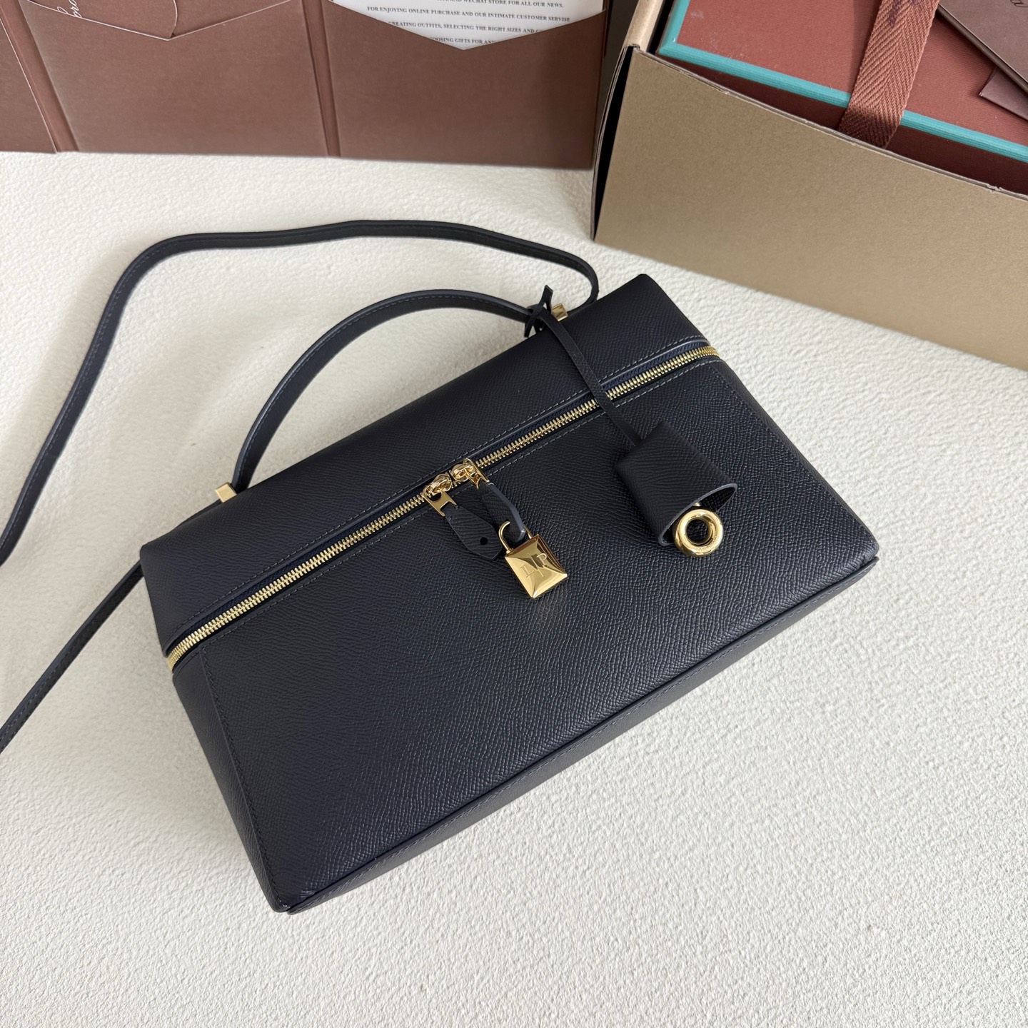 Loro Piana Extra Bag L27 Ostrich Leather Black/Sun Gold | Loro Piana JP