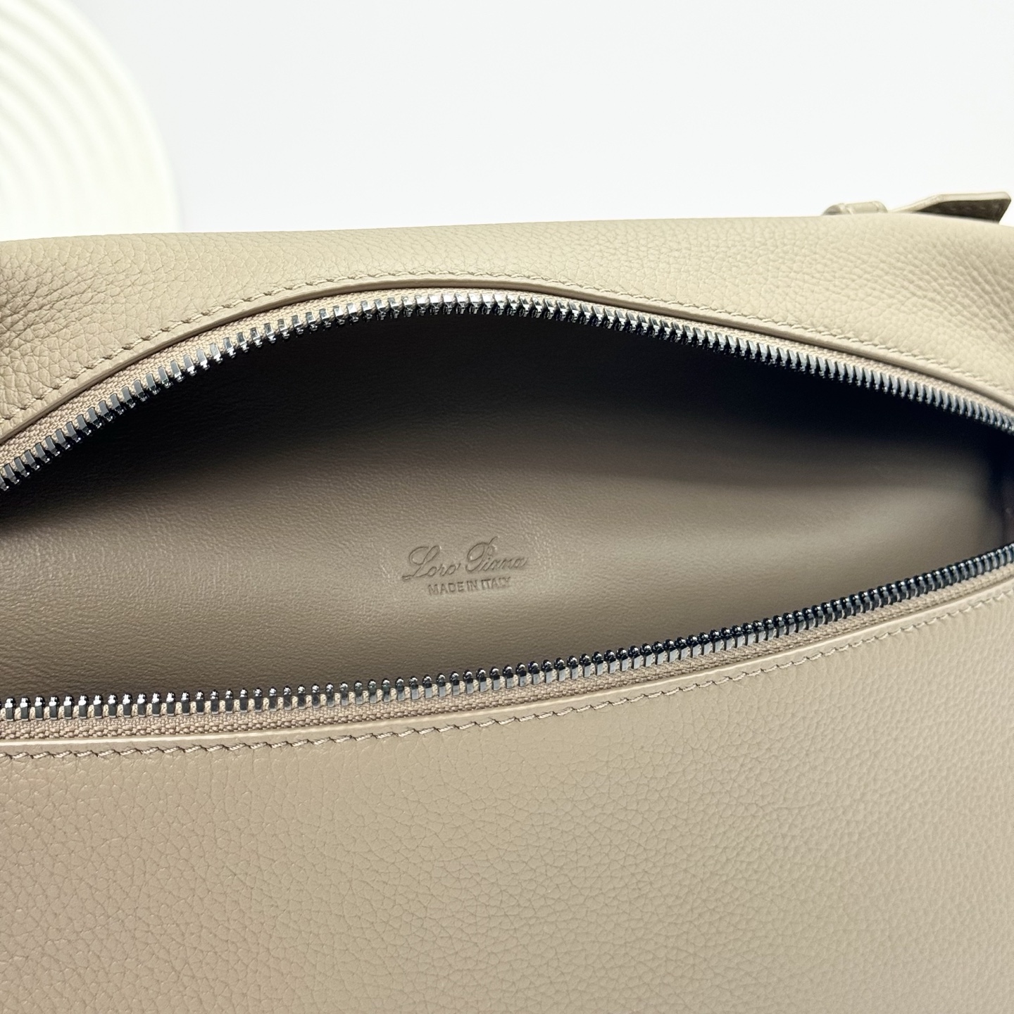 Extra Pouch L29 Grained Calfskin Salty Capers/Onyx