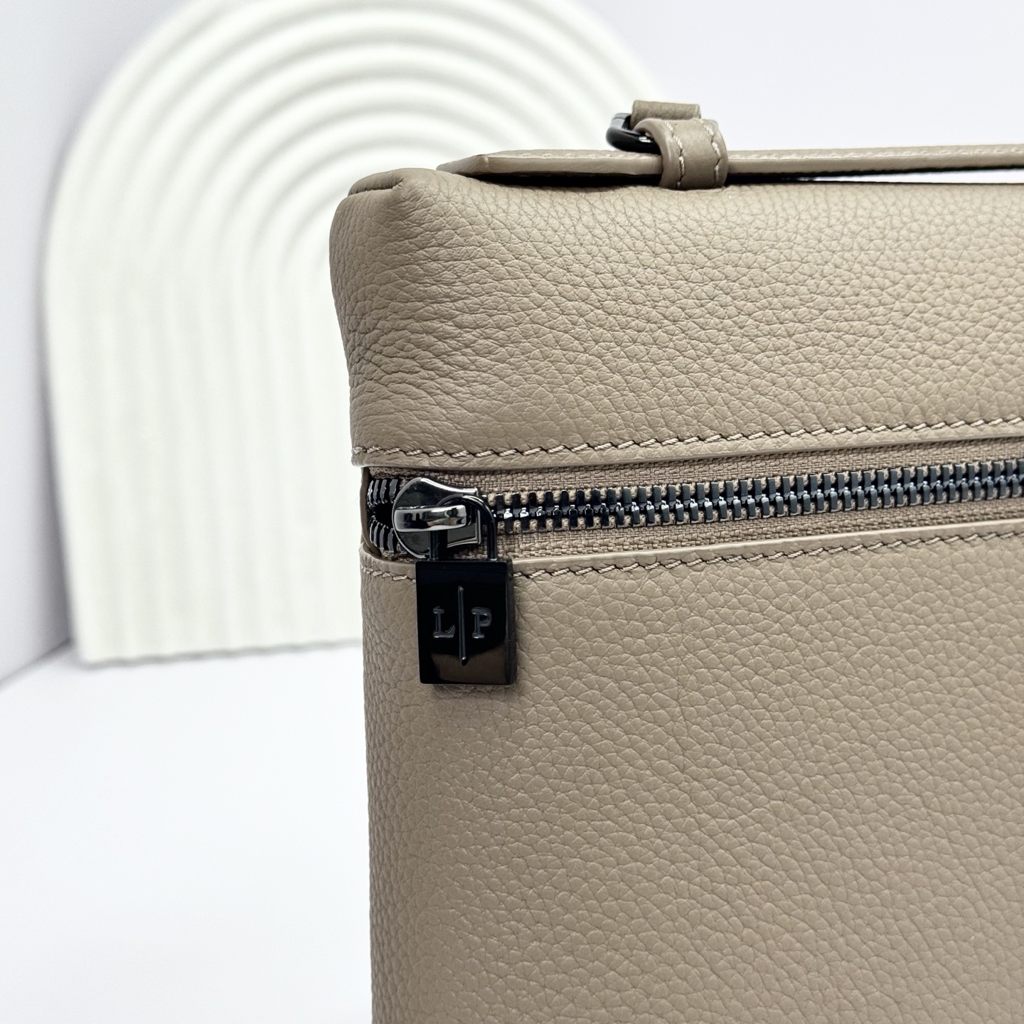 Extra Pouch L29 Grained Calfskin Salty Capers/Onyx