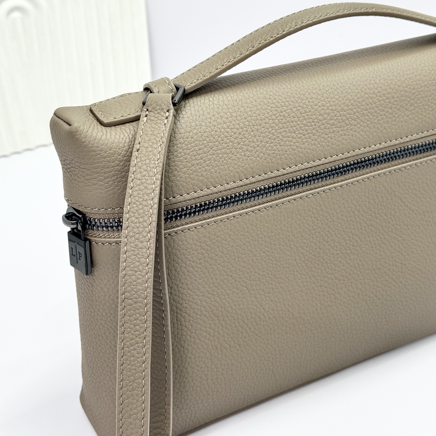 Extra Pouch L29 Grained Calfskin Salty Capers/Onyx