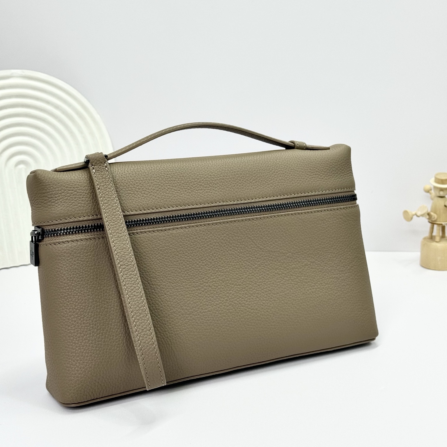 Extra Pouch L29 Grained Calfskin Salty Capers/Onyx