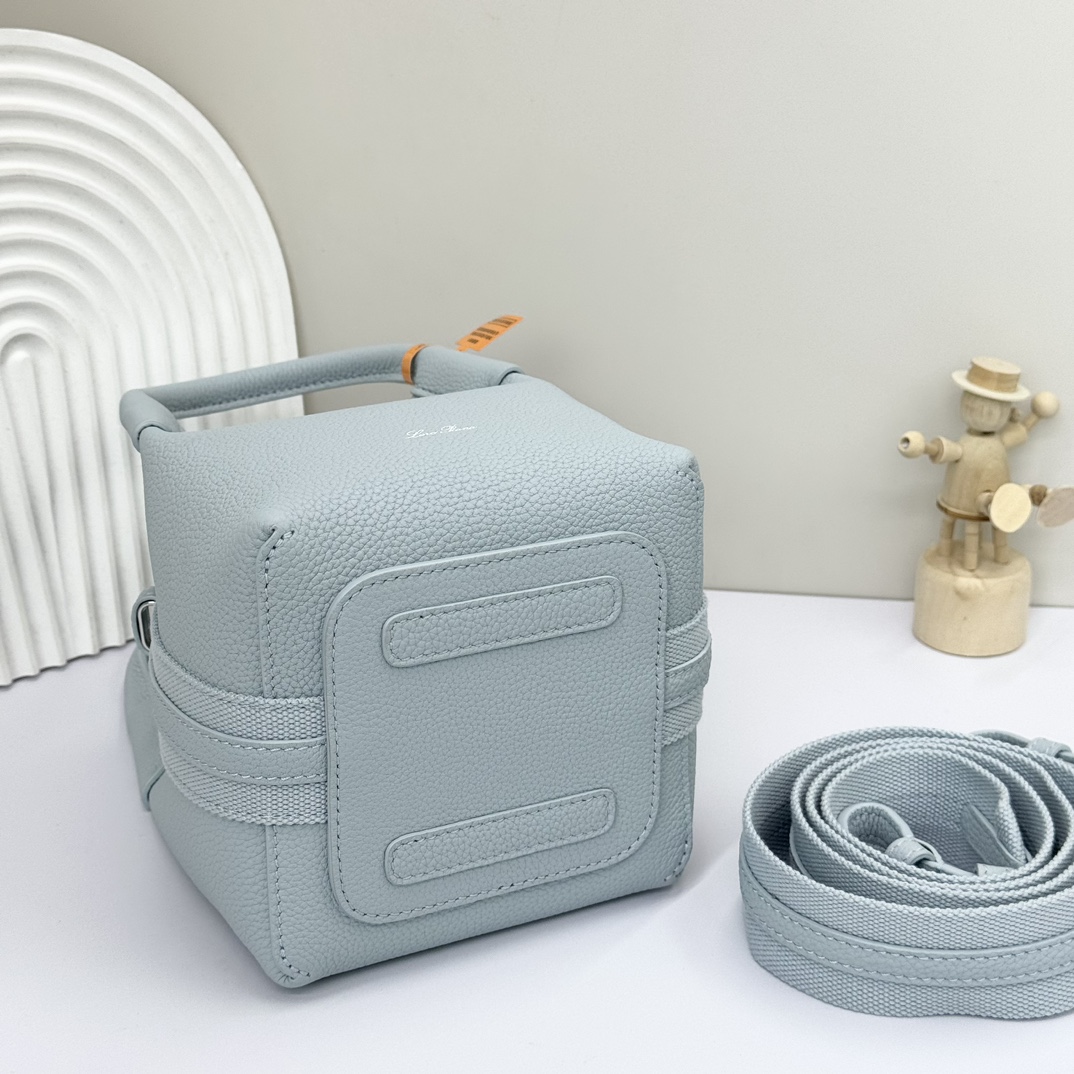 Loro Piana Small Bale bag Grained Calfskin Light Blue Belle | Loro Piana
