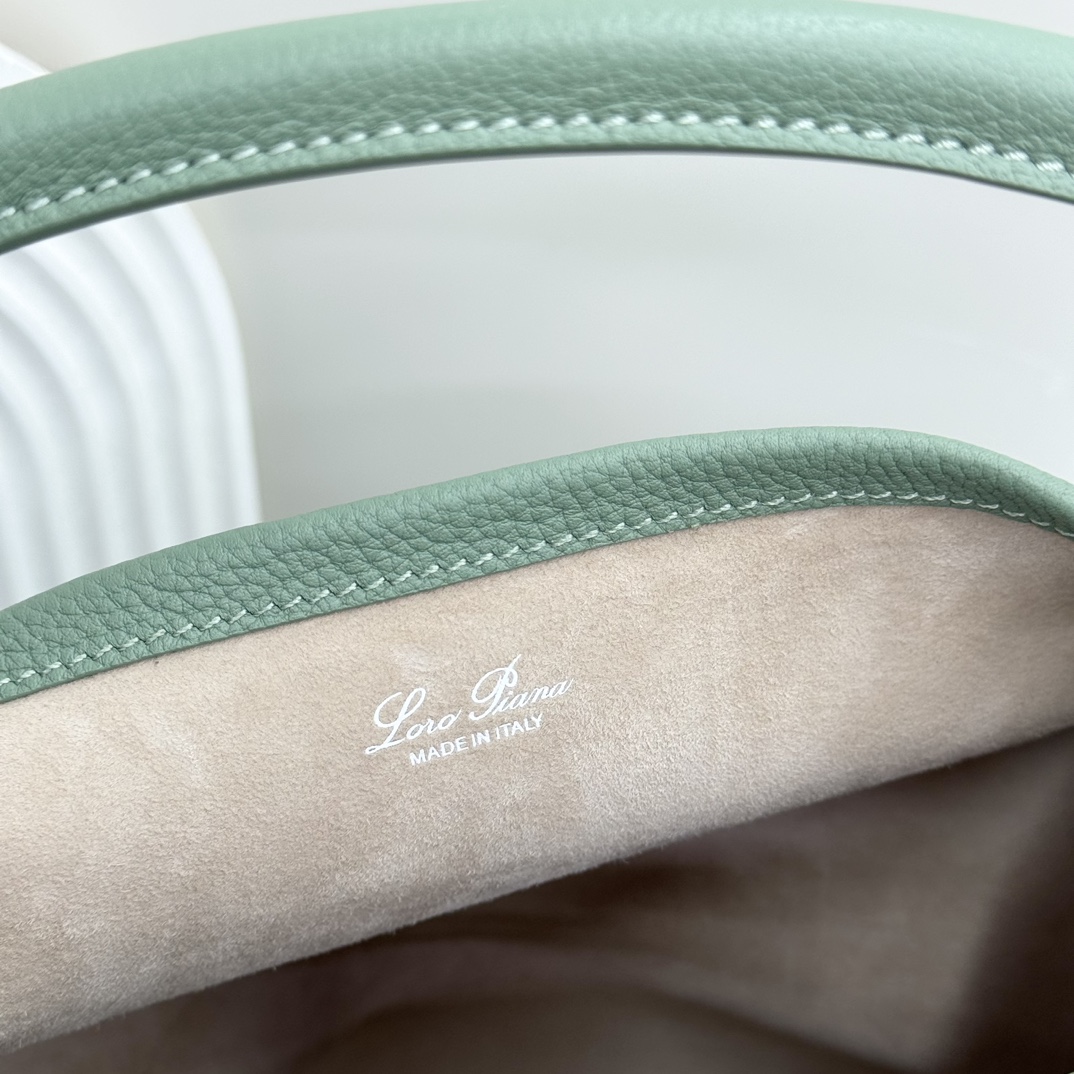 Loro Piana Large Bale bag Grained Calfskin Sage Brush Leaves green | Loro Piana