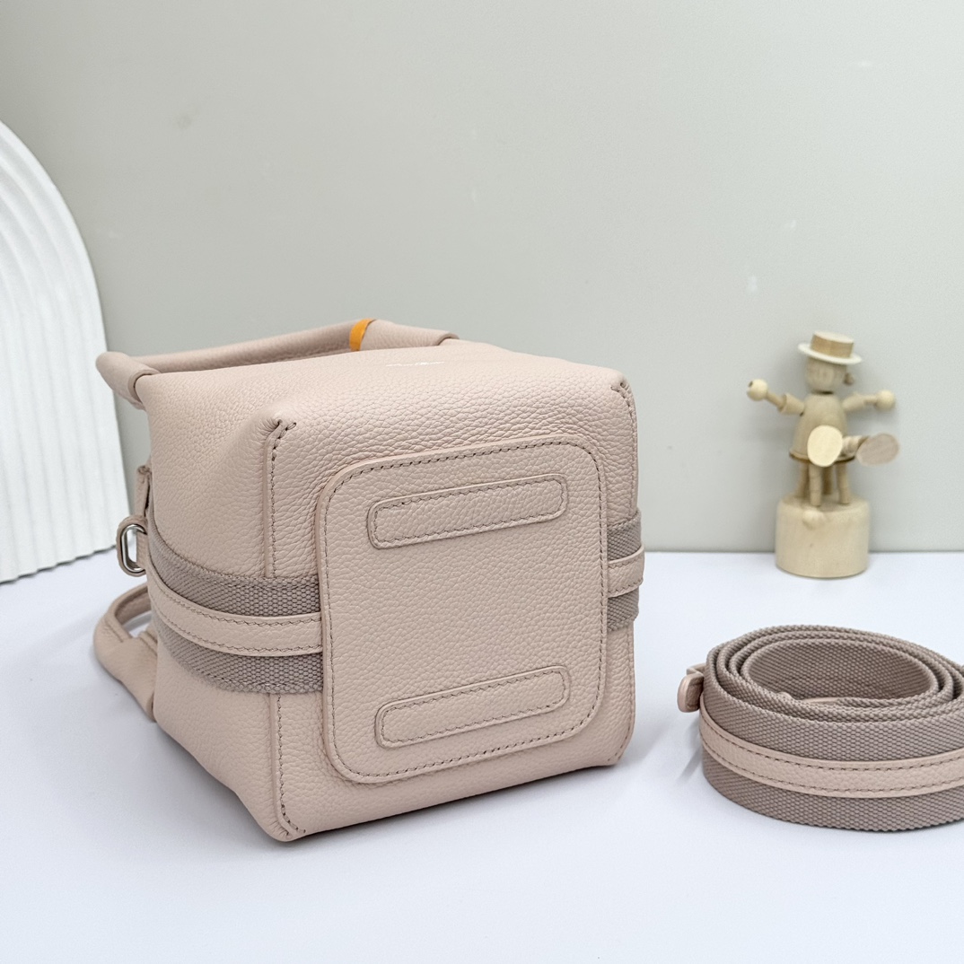 Loro Piana Micro Bale bag Grained Calfskin pink Light Mastic/Antique Silver | Loro Piana US
