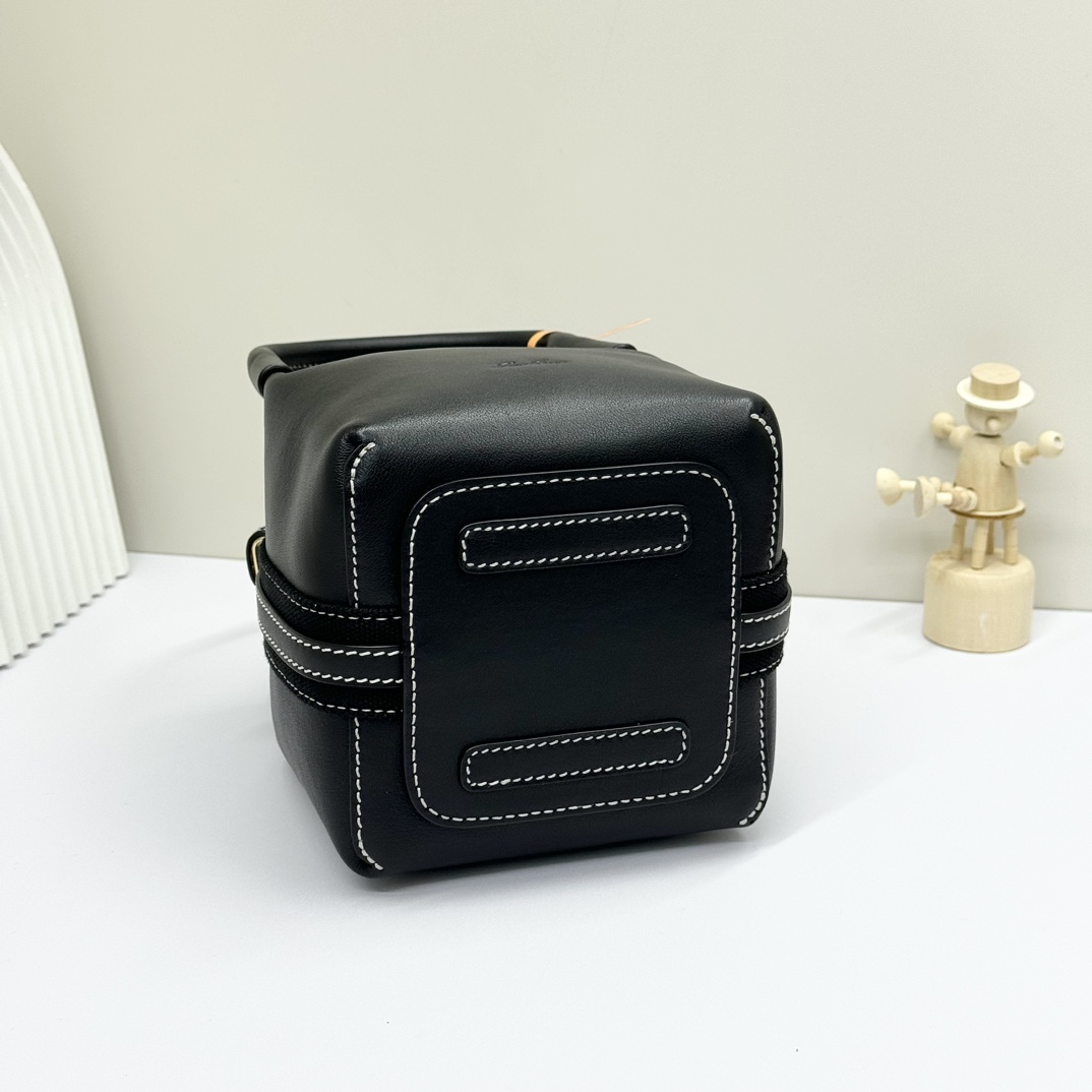Loro Piana Bale Small leather bucket bag in black - Loro Piana |