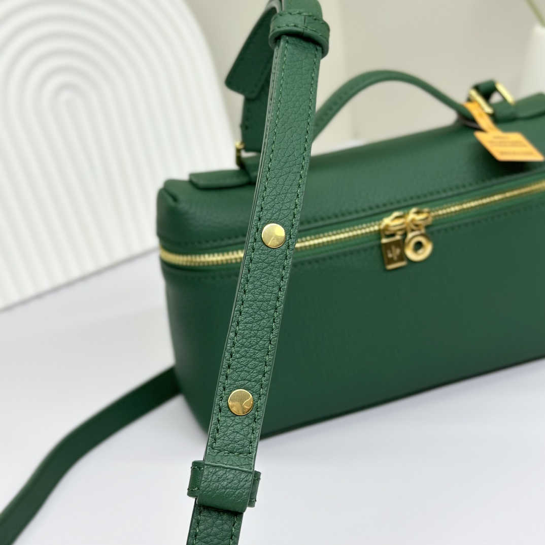 Loro Piana Green Leather Zip L19 Pouch Loro Piana |