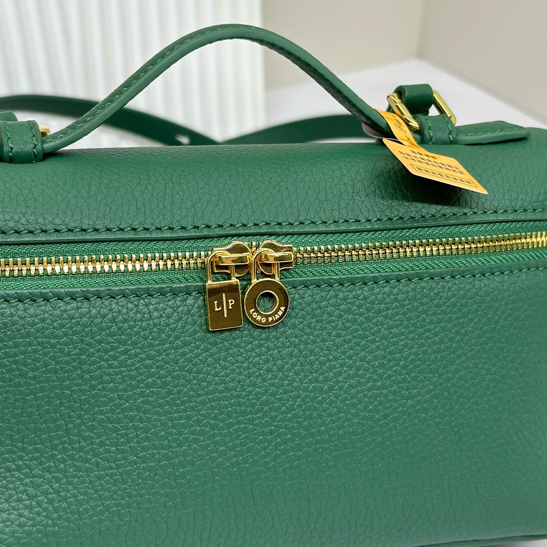 Loro Piana Green Leather Zip L19 Pouch Loro Piana |