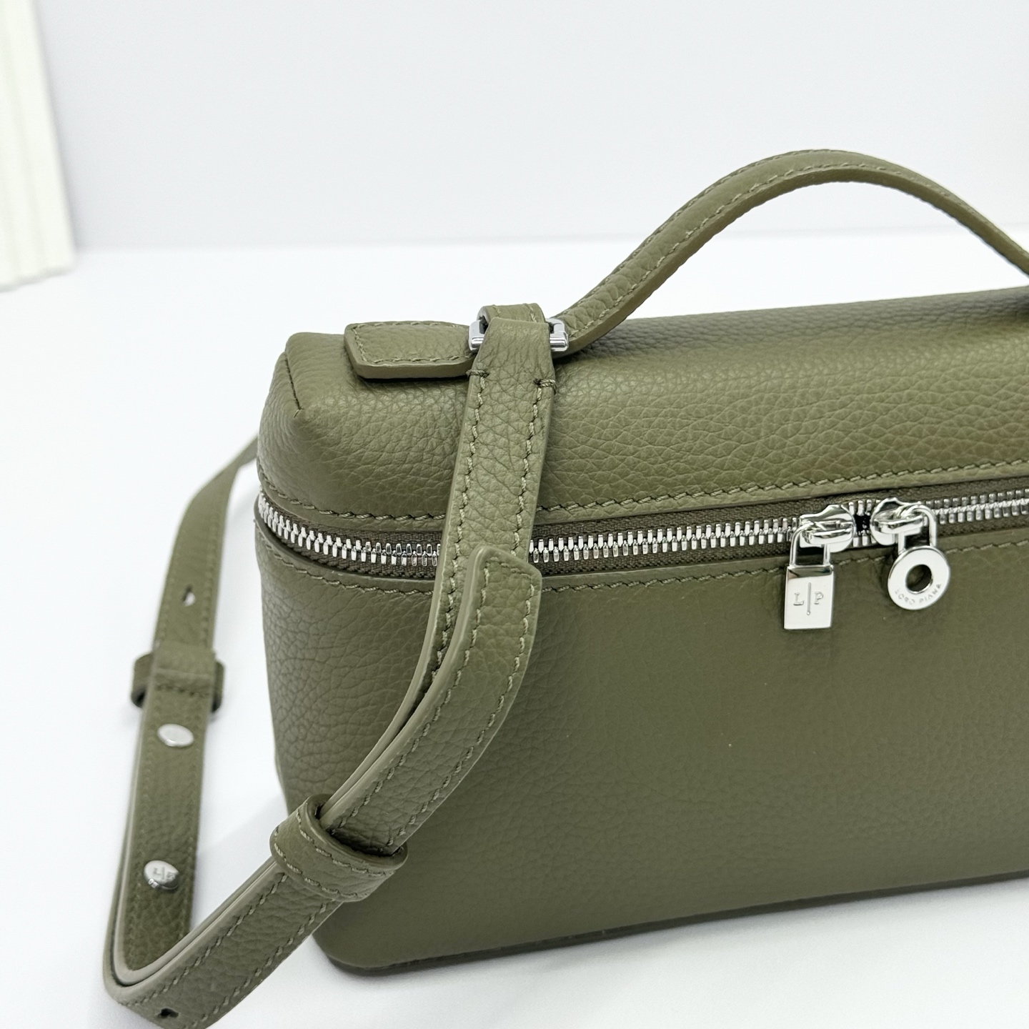 Leather handbag Loro Piana Green in Leather - 42043951