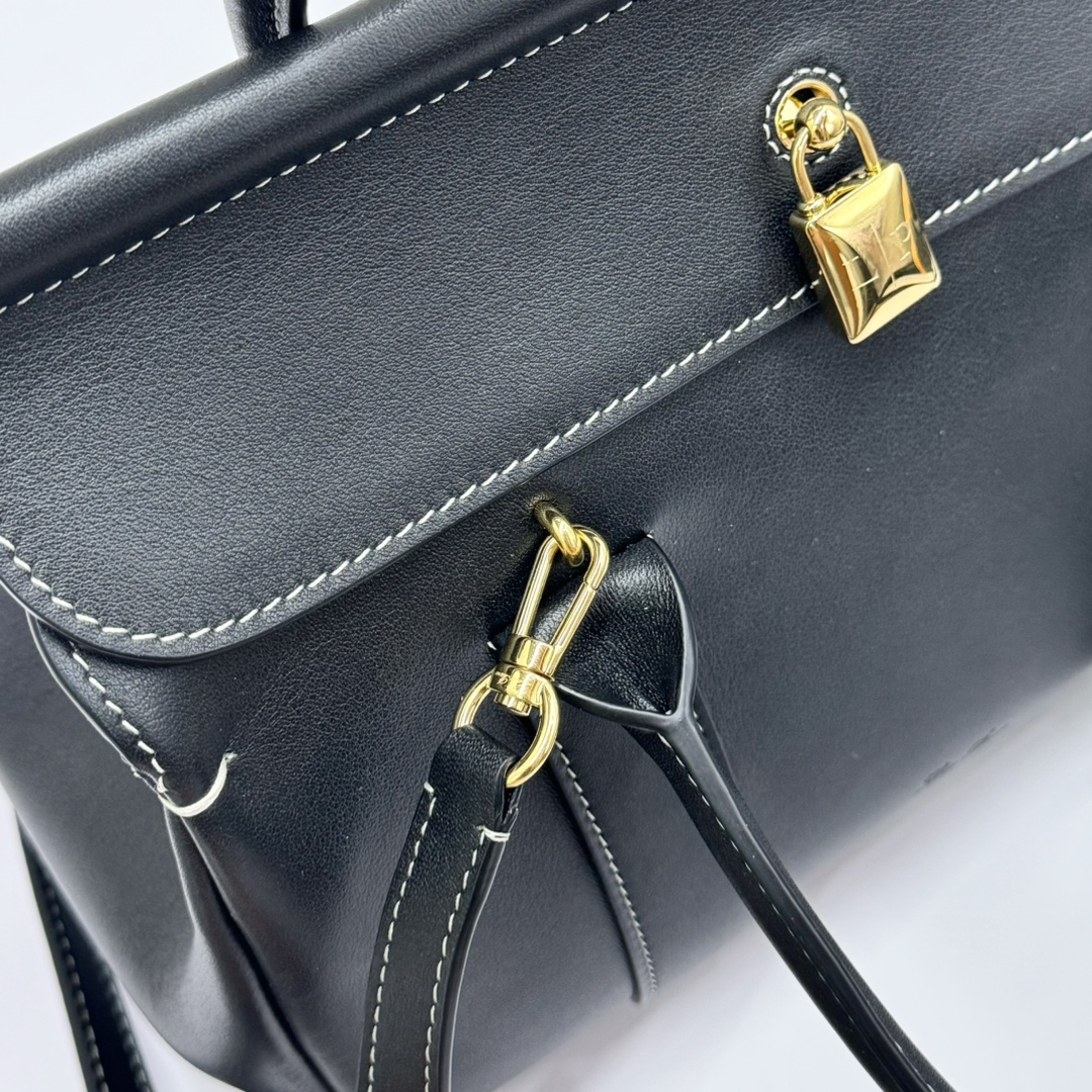 Loro Piana Loom bag L32 Smooth Calfskin Black | Loro Piana SI