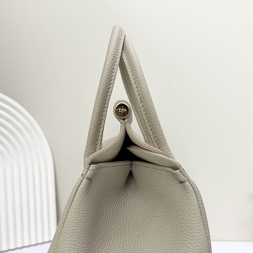 Buy Loro Piana beigeLoom L25 Tote Bag in Leather For Women