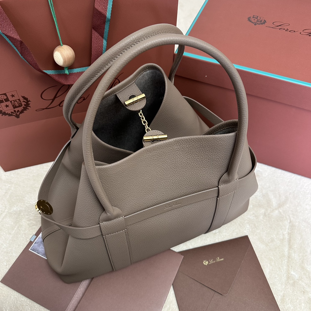 Loro Piana Ghiera leather-buckle Shopper Bag | Brown