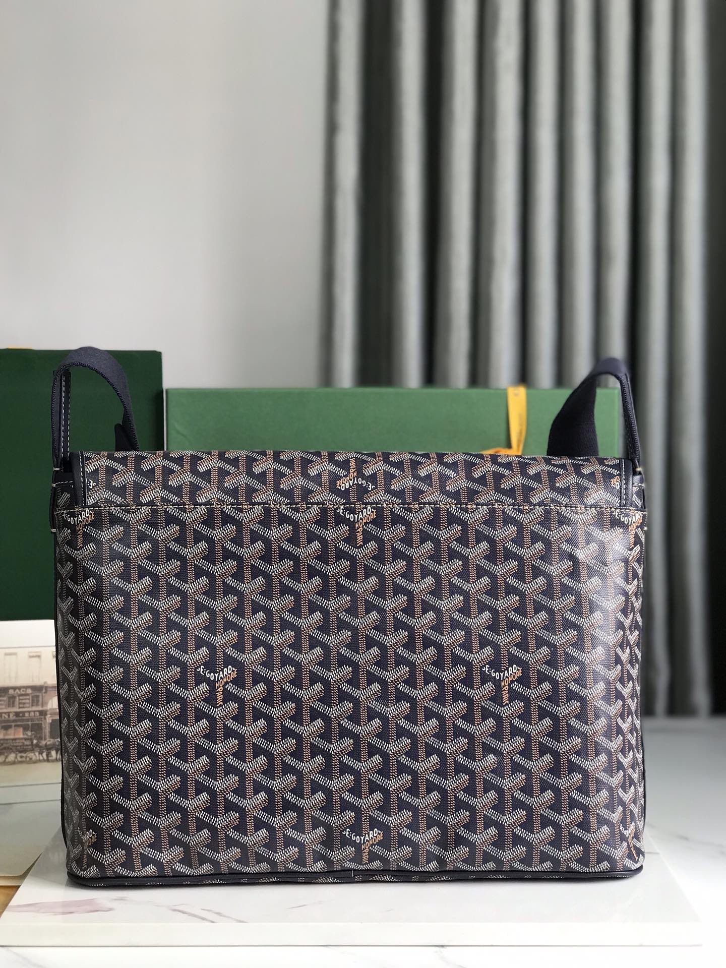 GOYARD Goyardine Capetien Messenger Bag Black 504063