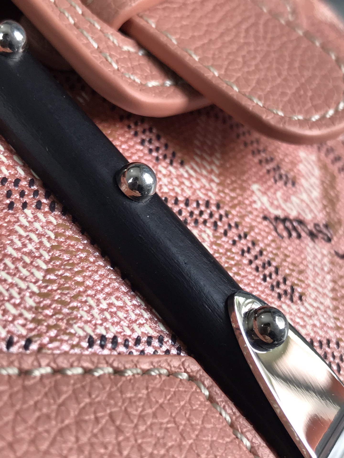 GOYARD Iridescent Goyardine Structure Nano Saigonbag pink