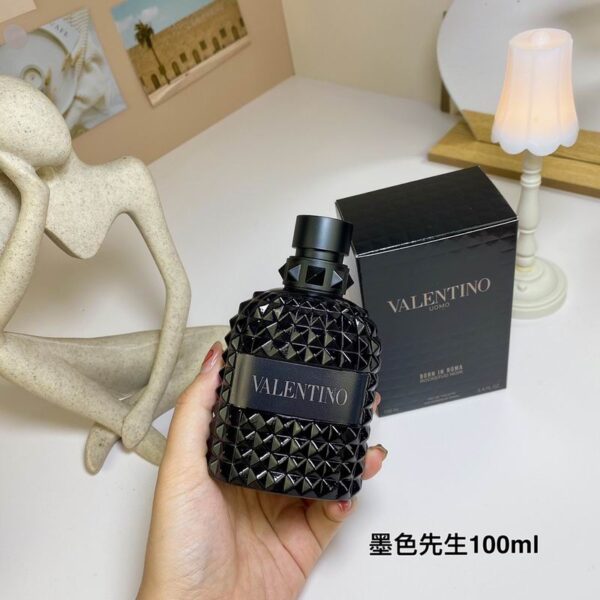 Valentino Uomo Born In Roma Rockstud Noir Eau de Toilette Spray Size: 3.4 FL OZ / 100ml