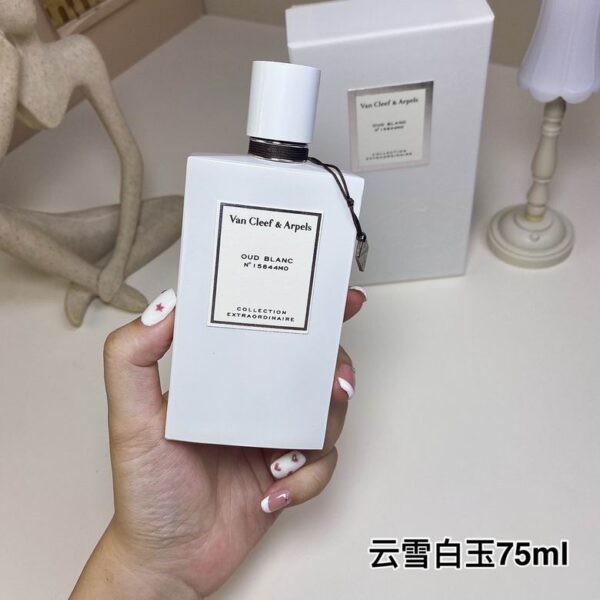 Add to Wishlist Van Cleef & Arpels Van Cleef & Arpels Collection Extraordinaire Santal Blanc Eau De Parfum 75ml
