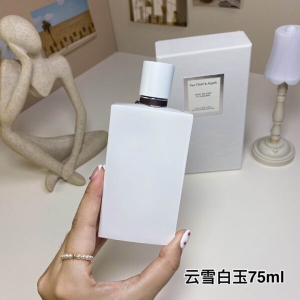 Add to Wishlist Van Cleef & Arpels Van Cleef & Arpels Collection Extraordinaire Santal Blanc Eau De Parfum 75ml