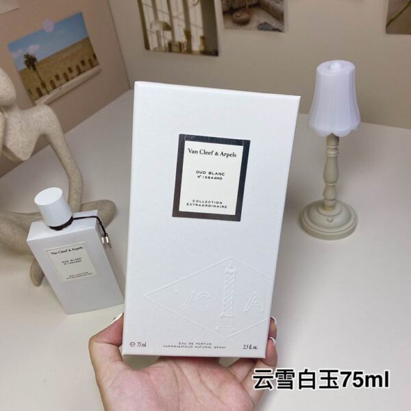 Add to Wishlist Van Cleef & Arpels Van Cleef & Arpels Collection Extraordinaire Santal Blanc Eau De Parfum 75ml