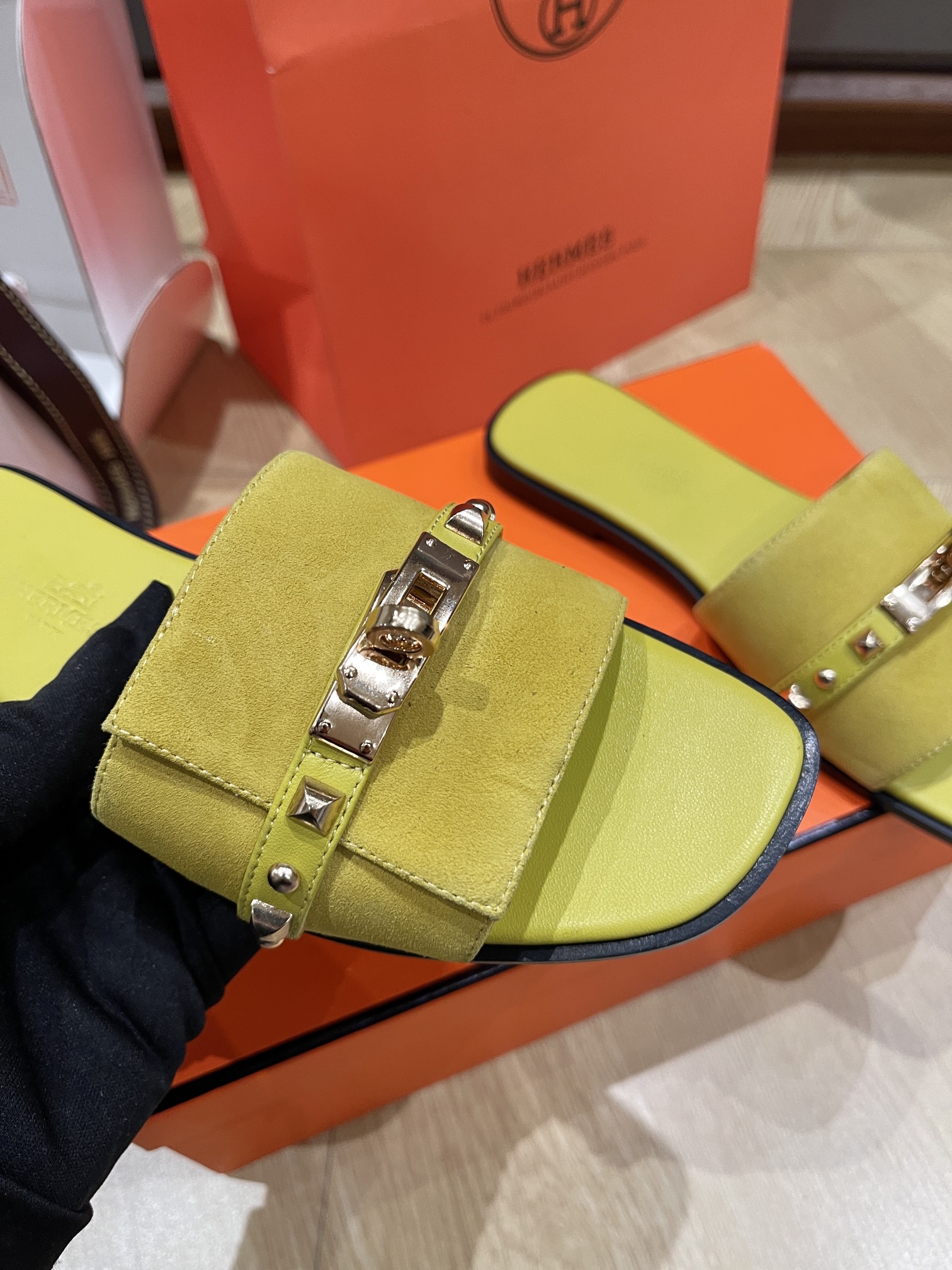 HERMES 00329