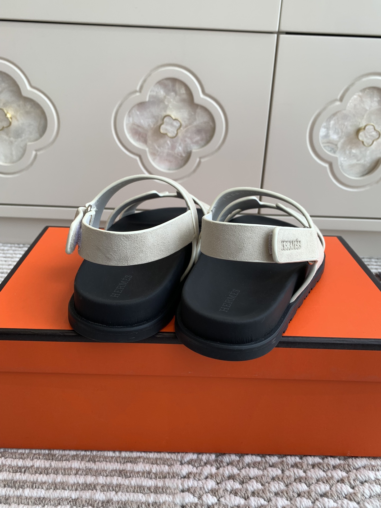HERMES 00379
