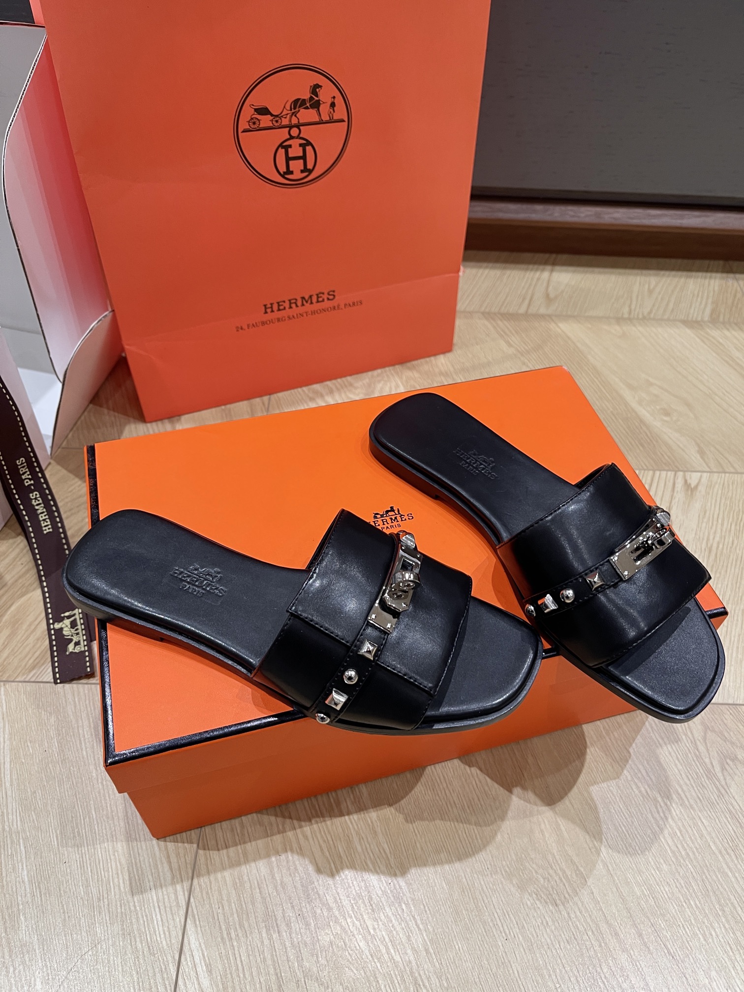 HERMES 00379