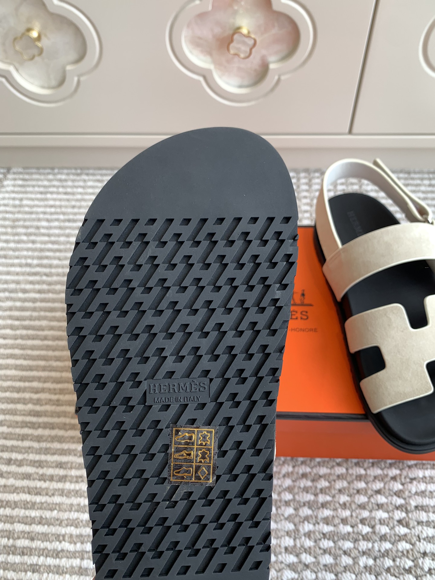 HERMES 00379