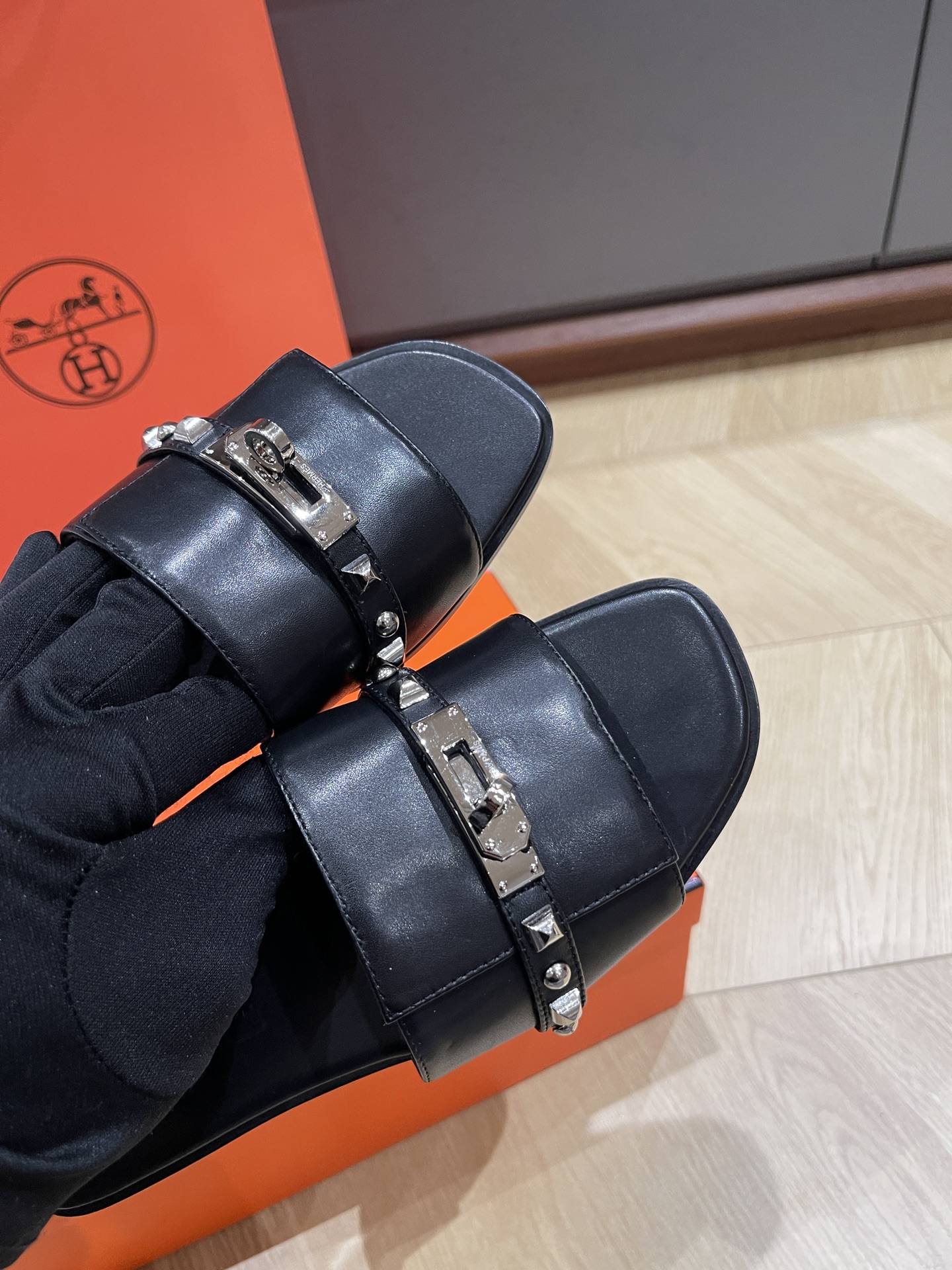 HERMES 00379