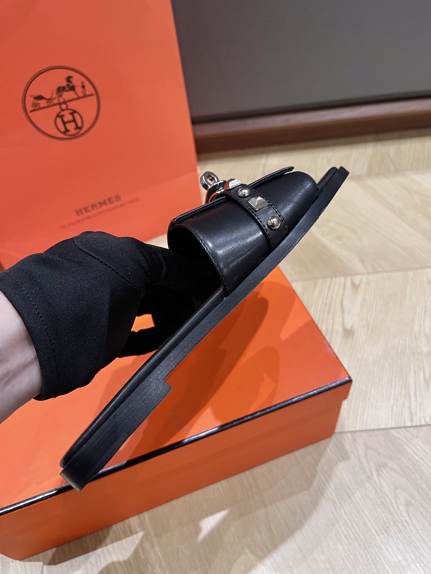 HERMES 00379