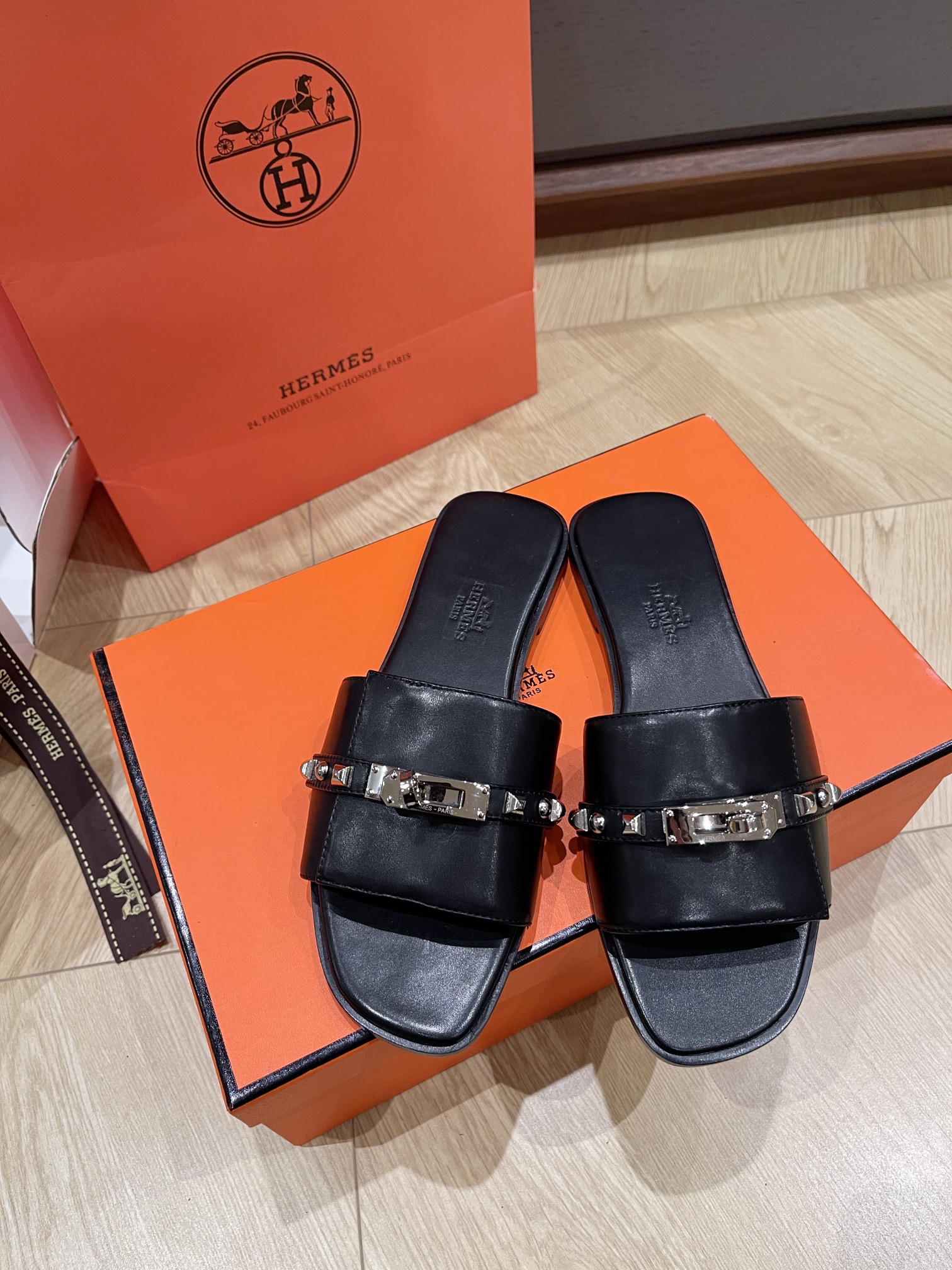 HERMES 00379