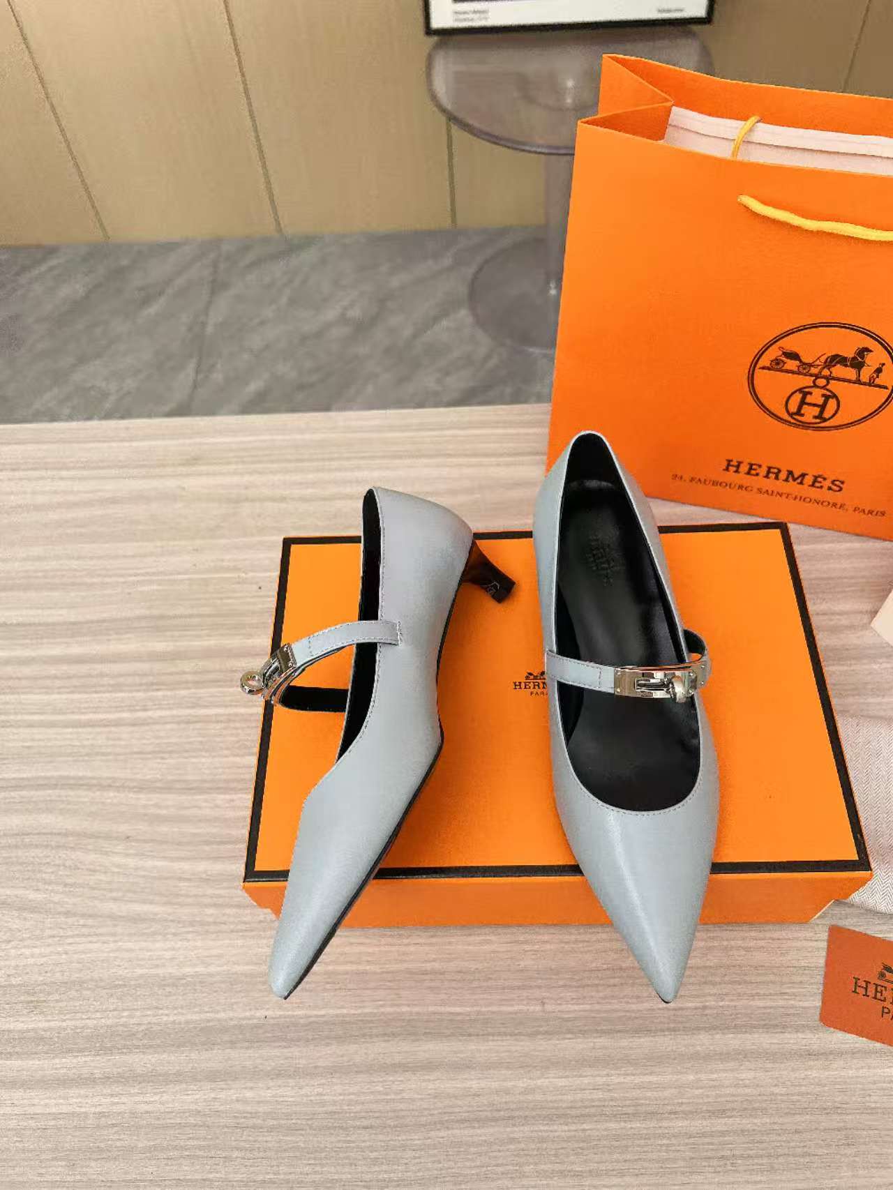 HERMES 00437