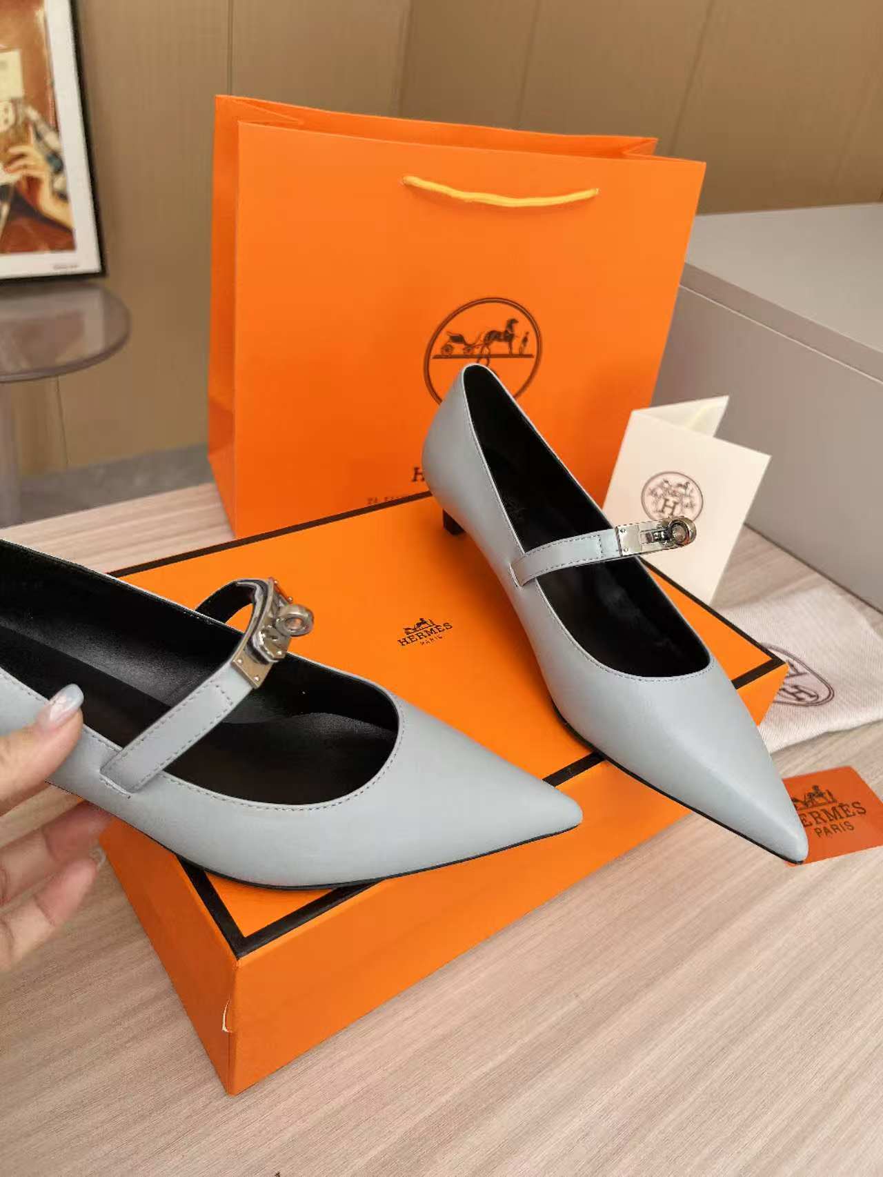 HERMES 00437