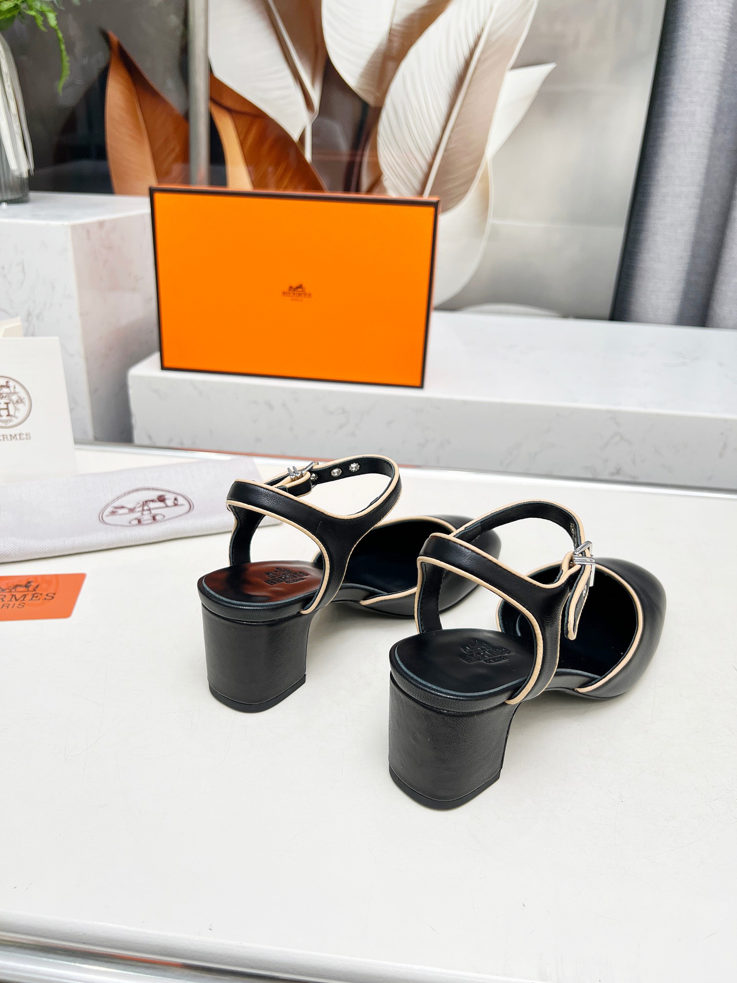 HERMES 00589