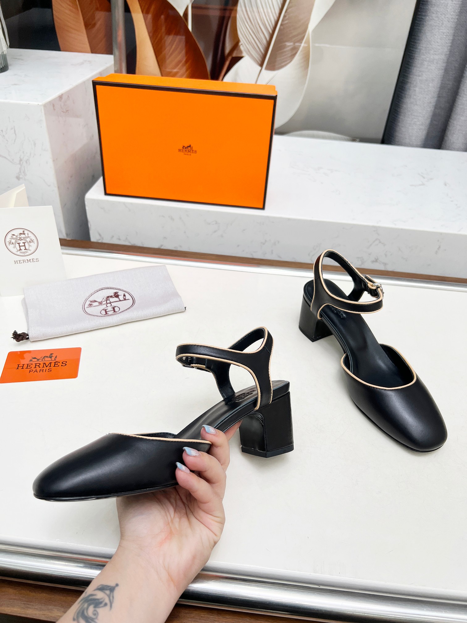 HERMES 00589