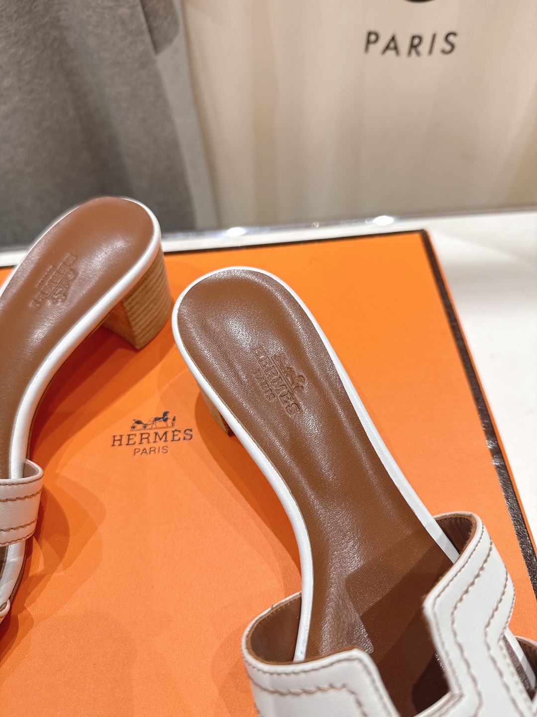 HERMES 00629 NEW HERMÈS White Embroidered calfskin Oran Sandals W/ receipt