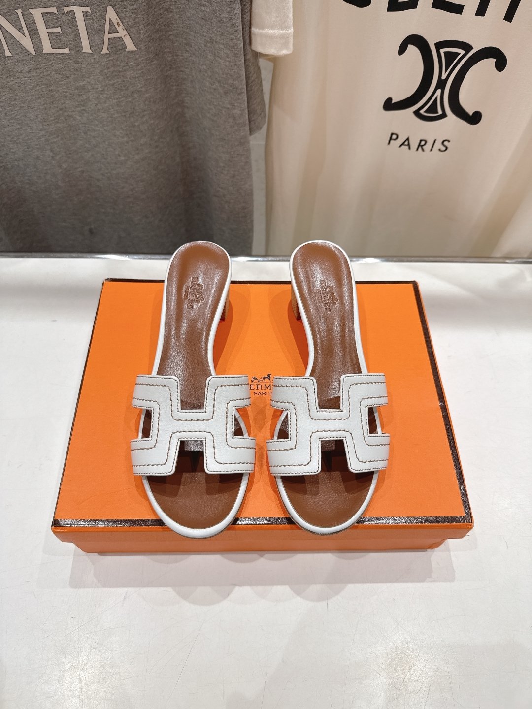 NEW HERMÈS White Embroidered calfskin Oran Sandals W/ receipt