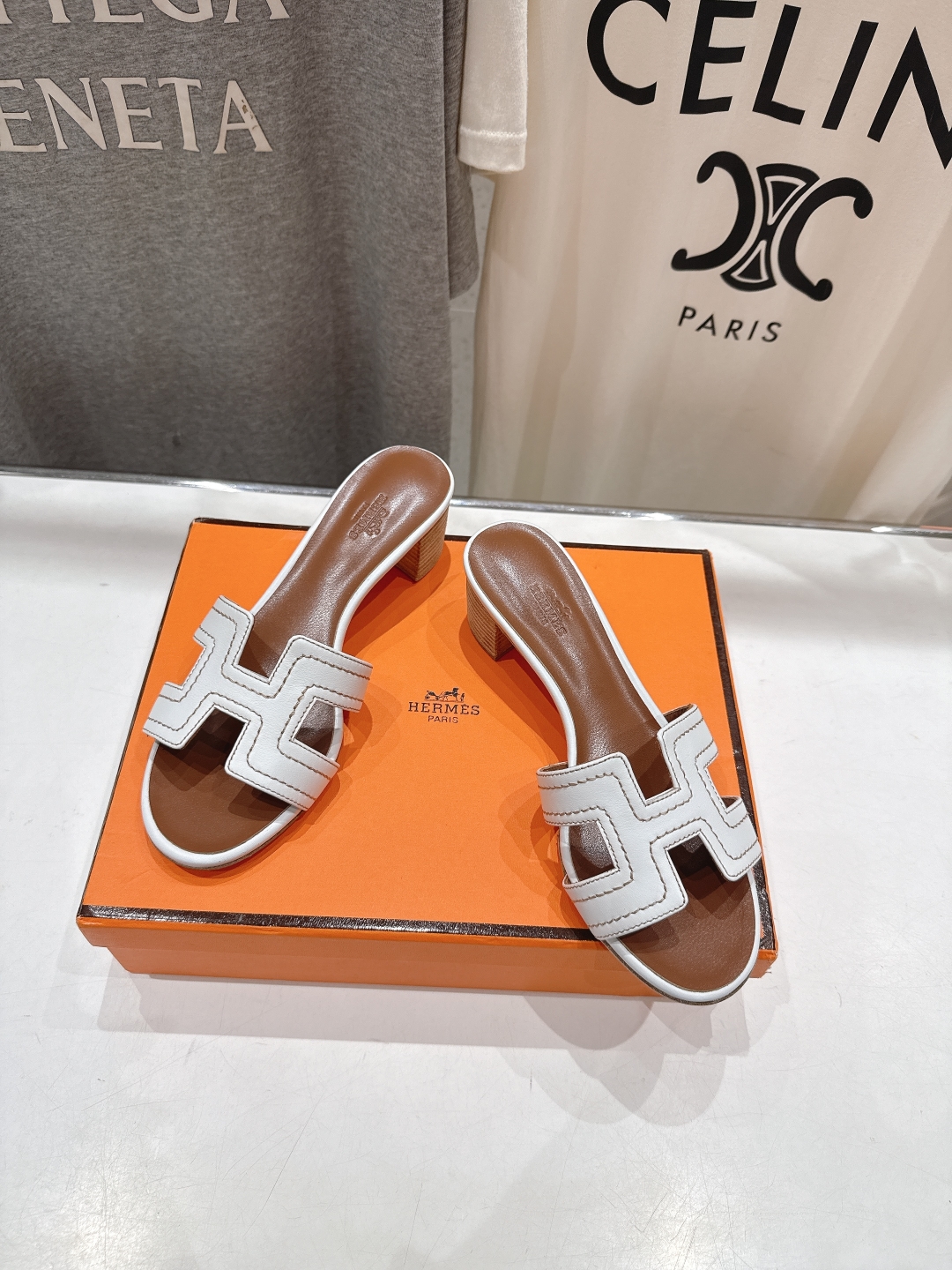 HERMES 00629 NEW HERMÈS White Embroidered calfskin Oran Sandals W/ receipt