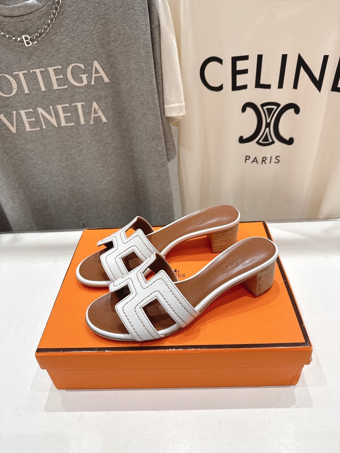 HERMES 00629 NEW HERMÈS White Embroidered calfskin Oran Sandals W/ receipt