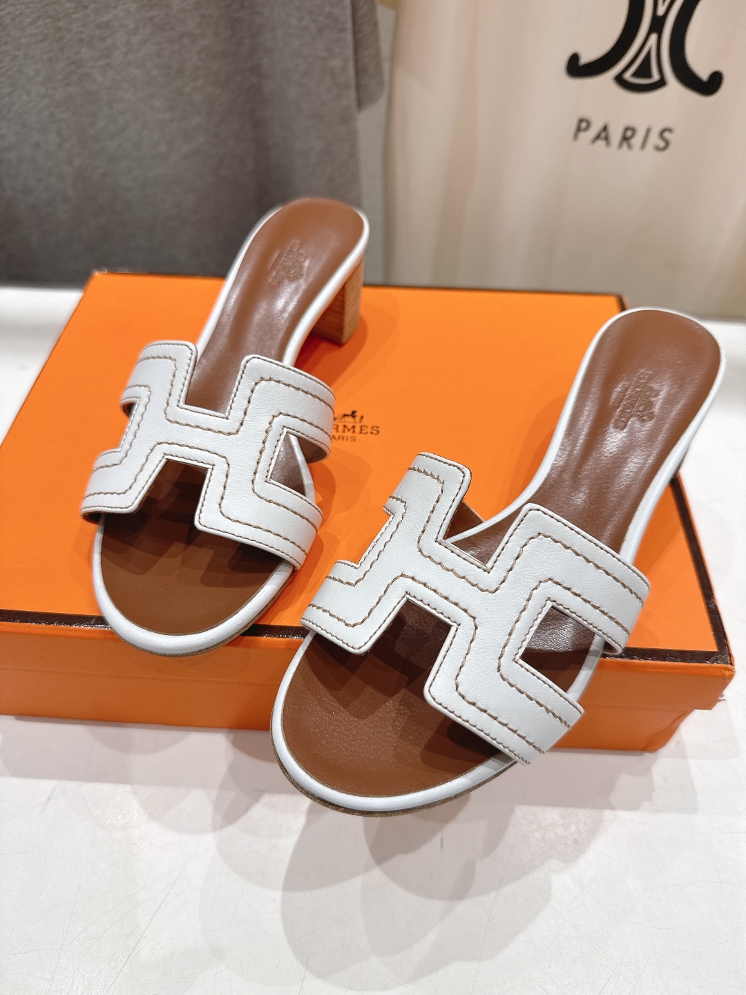 HERMES 00629 NEW HERMÈS White Embroidered calfskin Oran Sandals W/ receipt