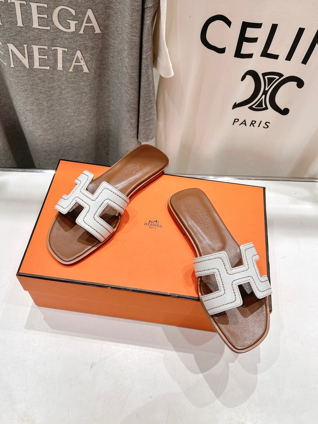 NEW HERMÈS White Embroidered calfskin Oran Sandals W/ receipt