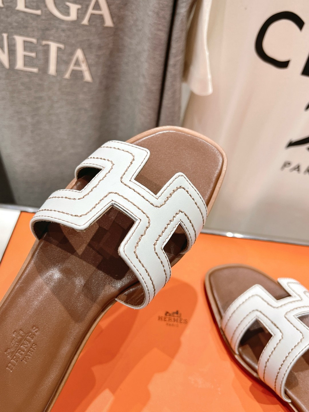 NEW HERMÈS White Embroidered calfskin Oran Sandals W/ receipt