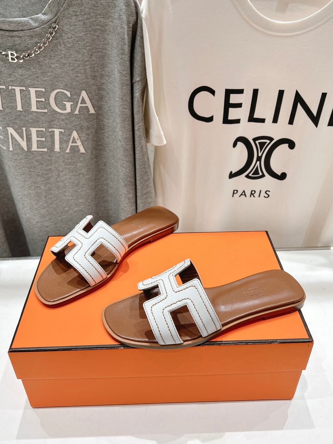 NEW HERMÈS White Embroidered calfskin Oran Sandals W/ receipt