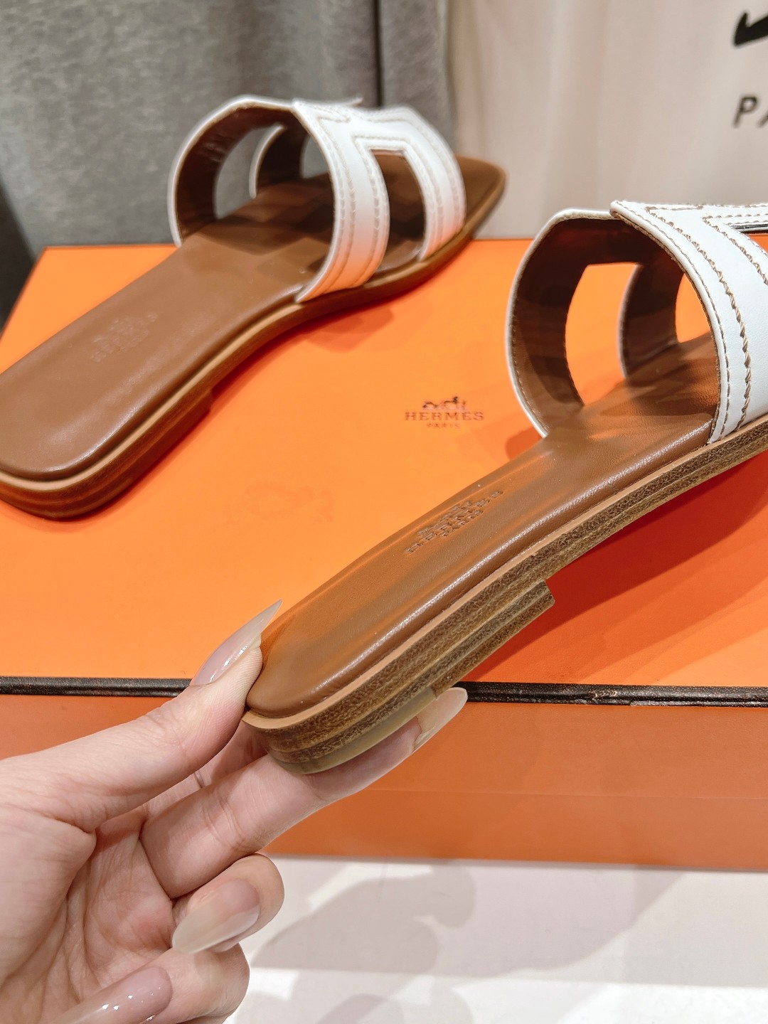 NEW HERMÈS White Embroidered calfskin Oran Sandals W/ receipt