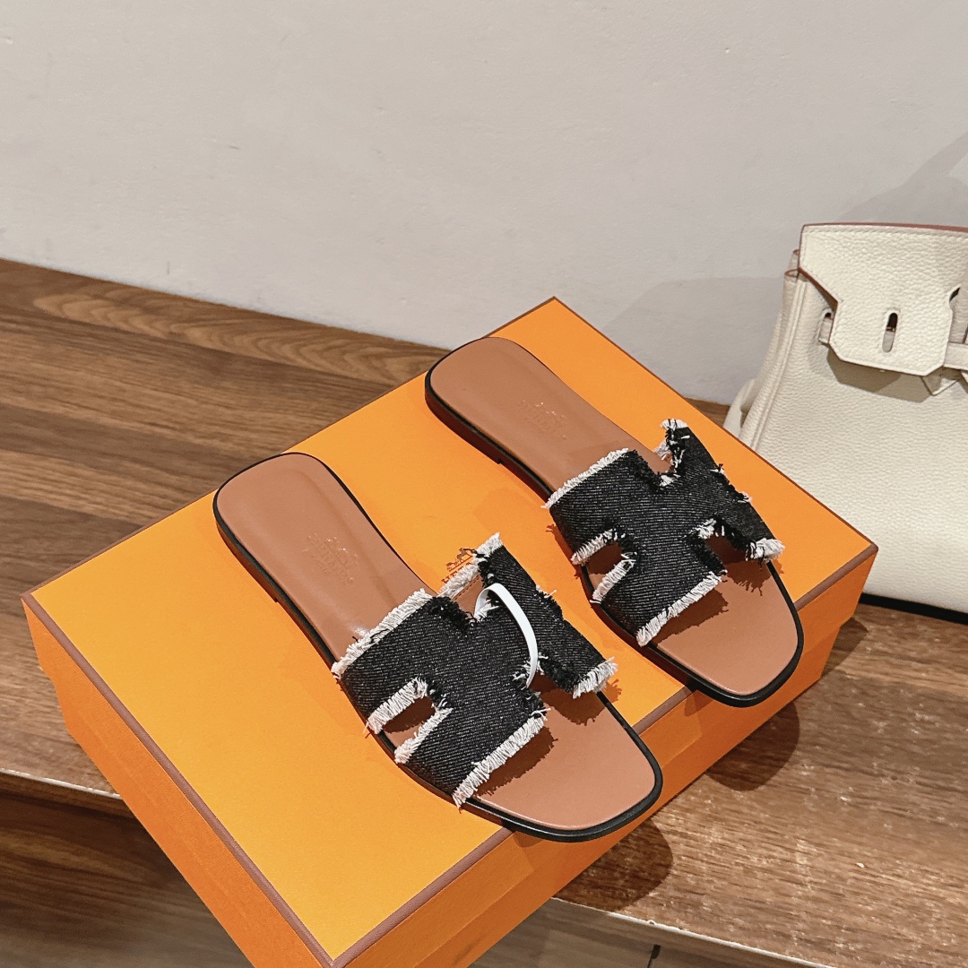 HERMES 00879 HERMES 00879