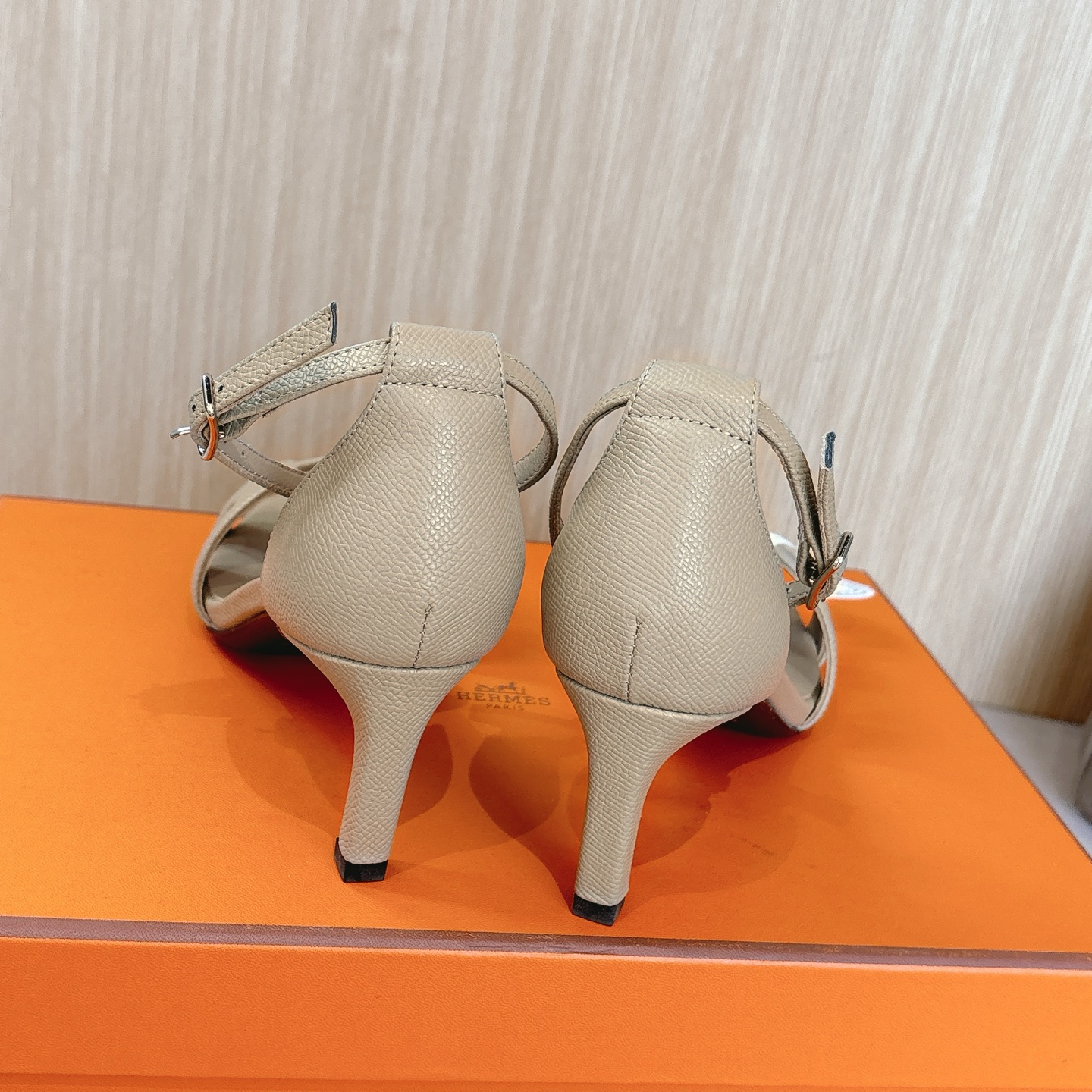 HERMES 00989 HERMES 00989